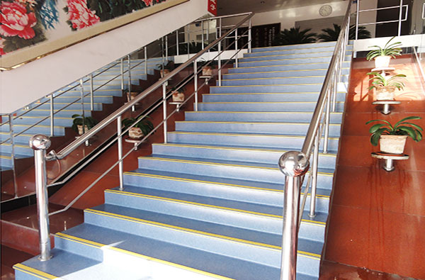 铁西水果市场办公楼梯